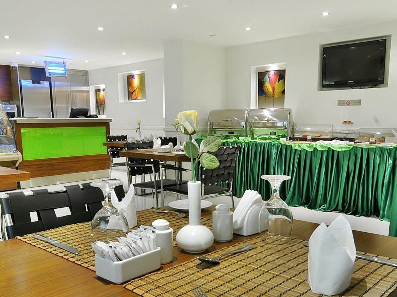 Phoenix Plaza Hotel Apartments Abu Dhabi Exterior photo