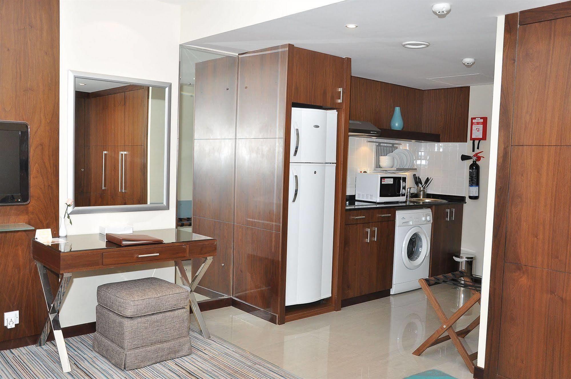 Phoenix Plaza Hotel Apartments Abu Dhabi Exterior photo